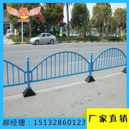 贵州六盘水钟山公路中间护栏隔离栏 蓝白道路隔离栏 宝坤生产厂家