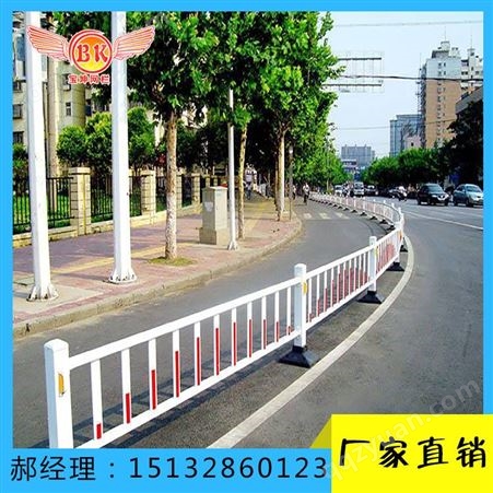 贵州六盘水钟山公路中间护栏隔离栏 蓝白道路隔离栏 宝坤生产厂家